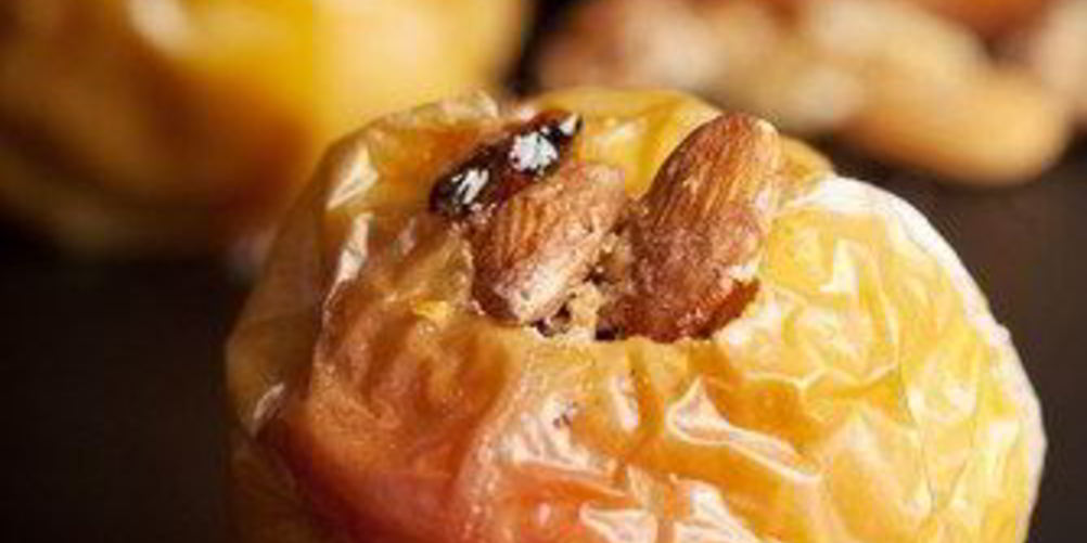 Рецепт яблок, запеченных с рисом, фруктами и орехами