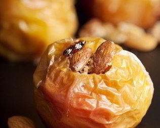 Яблоки, запеченные с рисом, фруктами и орехами