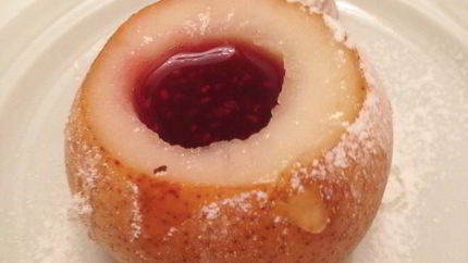 Запеченная груша с малиной