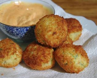 Биточки из крабового мяса, огурцов и каперсов