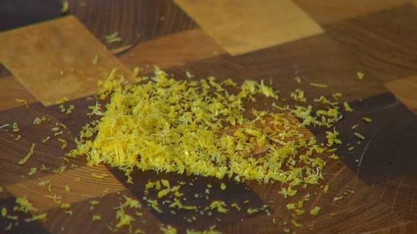 биточки из крабового мяса, огурцов и каперсов