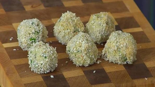 биточки из крабового мяса, огурцов и каперсов