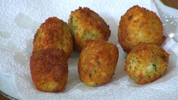 биточки из крабового мяса, огурцов и каперсов