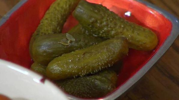 биточки из крабового мяса, огурцов и каперсов