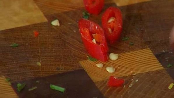 биточки из крабового мяса, огурцов и каперсов