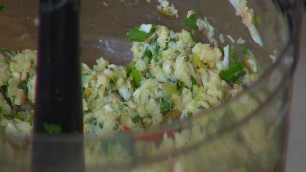 биточки из крабового мяса, огурцов и каперсов