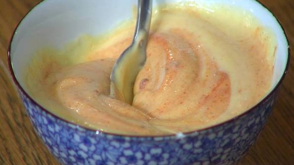 биточки из крабового мяса, огурцов и каперсов