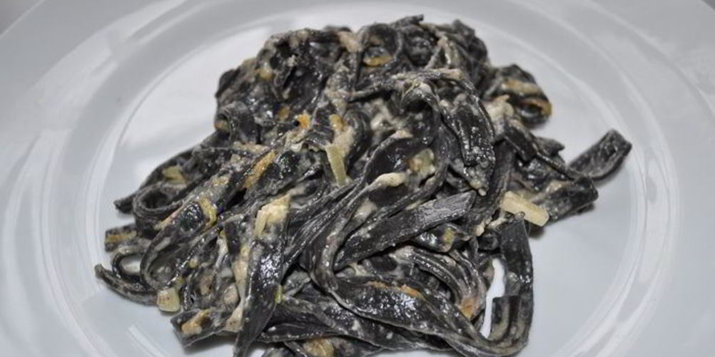 Рецепт черной итальянской лапши в грибном соусе