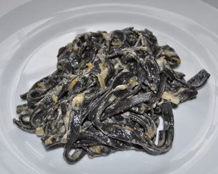 Черная итальянская лапша в грибном соусе