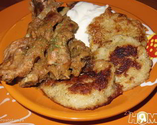 Драники тушеные со свиными ребрышками