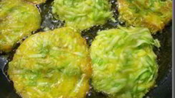 кабачковые драники с чесночным соусом