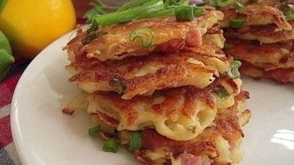 Картофельные драники с колбасой