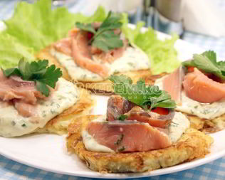 Картофельные драники с лососем