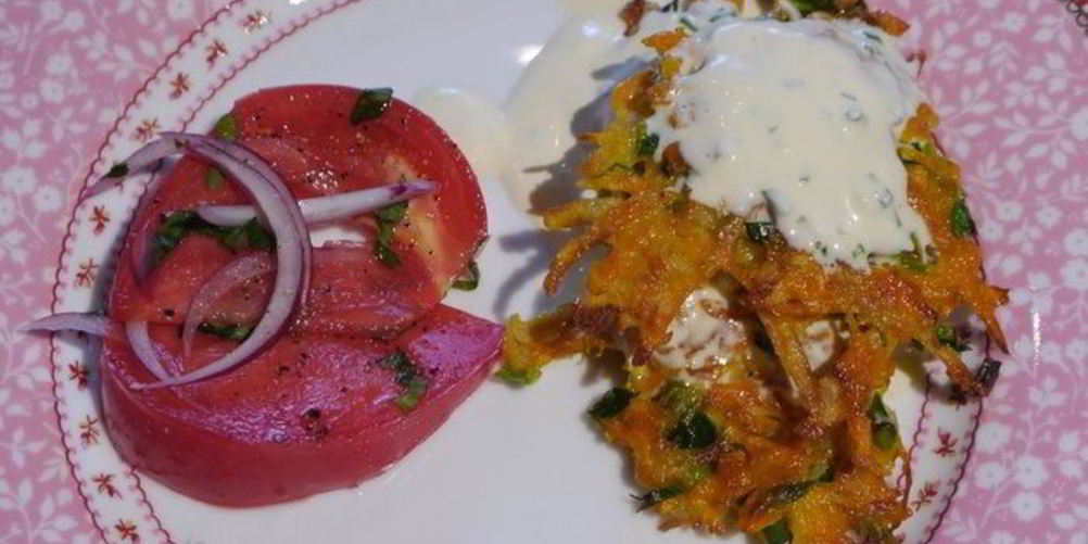 Рецепт хрустящих драников с помидорами и маринованным луком