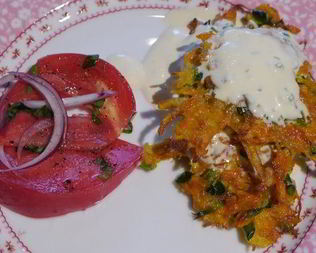 Хрустящие драники с помидорами и маринованным луком