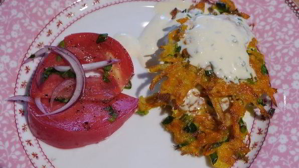 хрустящие драники с помидорами и маринованным луком