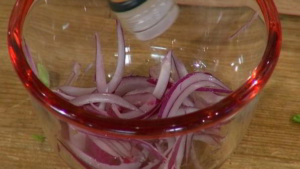 хрустящие драники с помидорами и маринованным луком