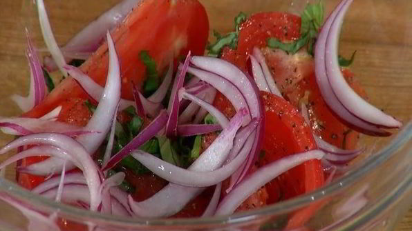 хрустящие драники с помидорами и маринованным луком