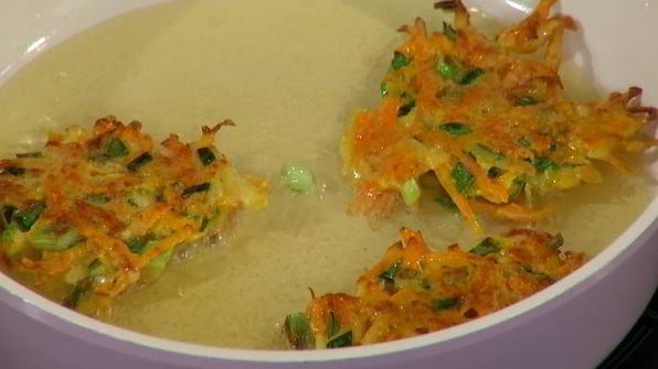 хрустящие драники с помидорами и маринованным луком