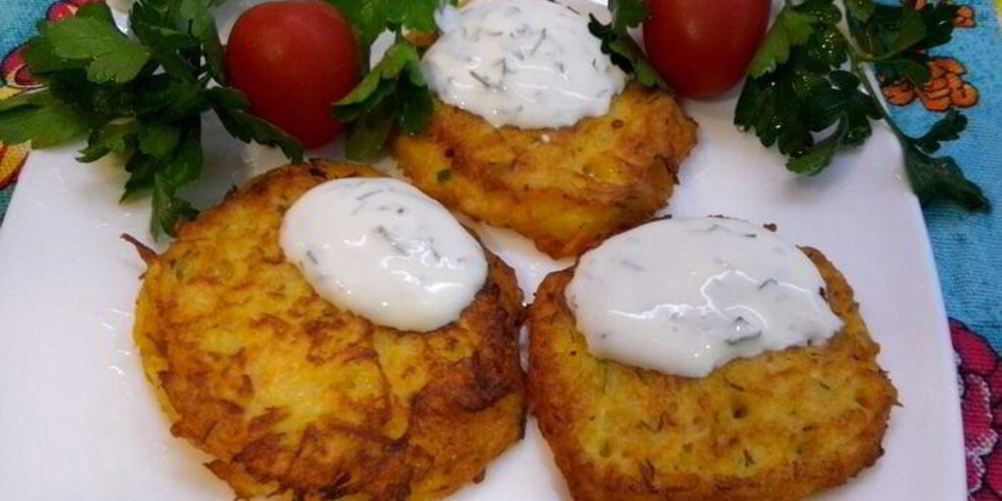 Рецепт овощных оладий-драников со сметанно-чесночным соусом