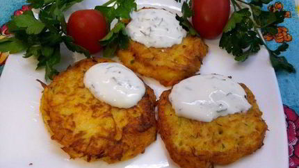 Овощные оладьи-драники со сметанно-чесночным соусом