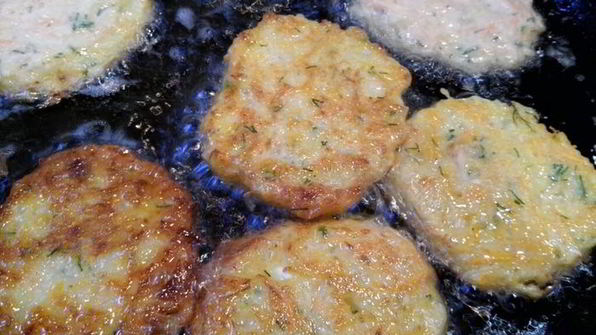 овощные оладьи-драники со сметанно-чесночным соусом