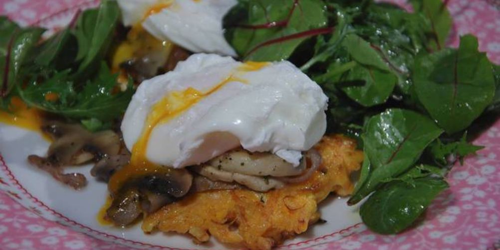 Рецепт яиц с грибами на тыквенных драниках