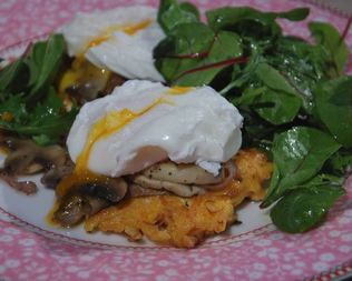 Яйца с грибами на тыквенных драниках