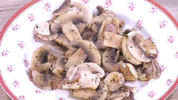 яйца с грибами на тыквенных драниках