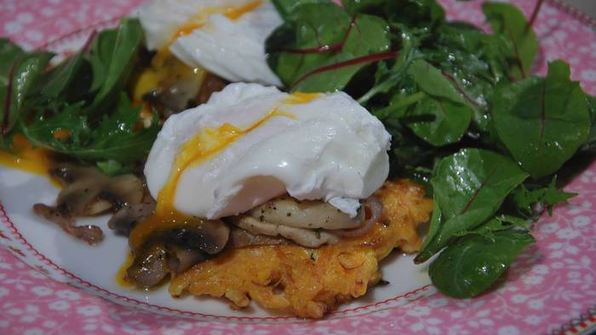 яйца с грибами на тыквенных драниках