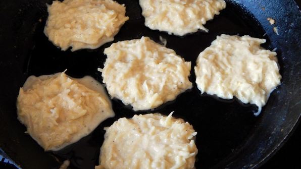 жареные драники на сковороде