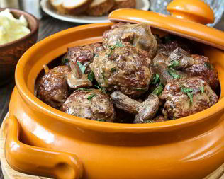 Фрикадельки из баранины с маслятами в сметанно-соевом соусе