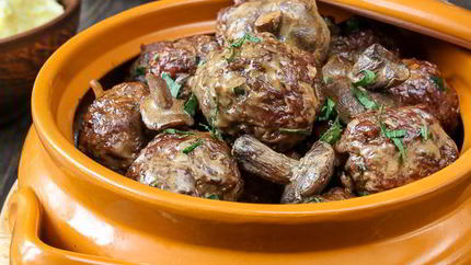 Фрикадельки из баранины с маслятами в сметанно-соевом соусе