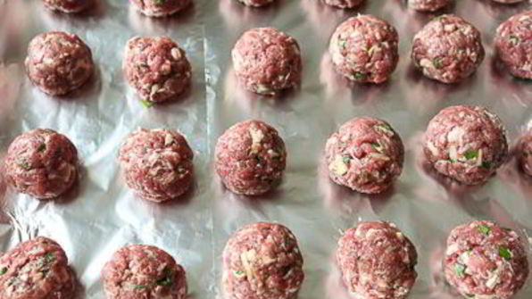 фрикадельки из баранины с маслятами в сметанно-соевом соусе