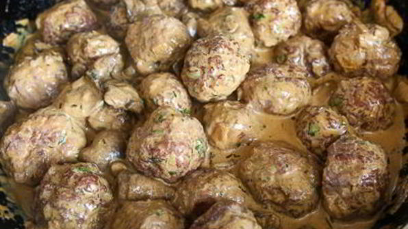 фрикадельки из баранины с маслятами в сметанно-соевом соусе