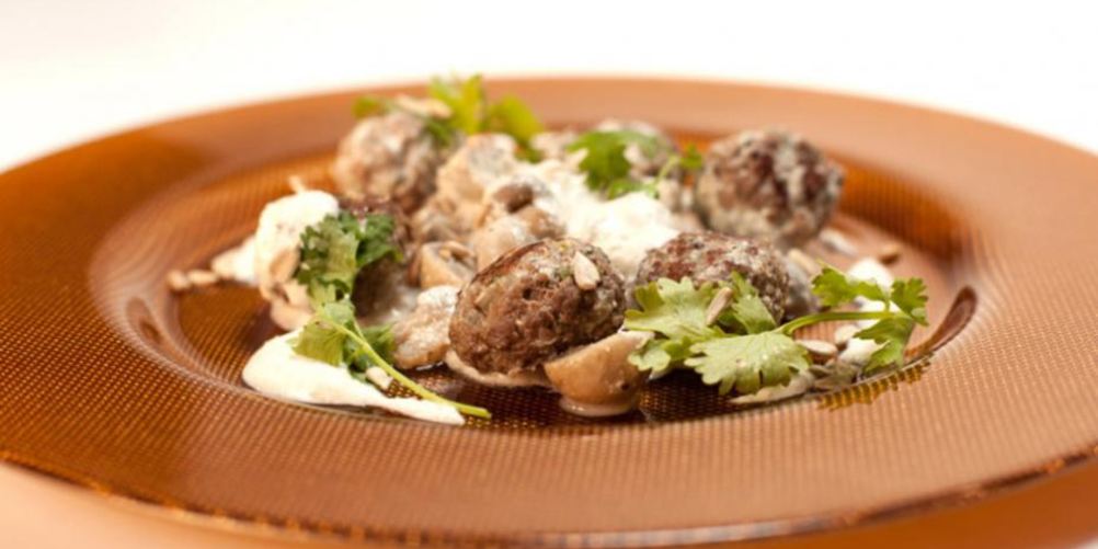 Рецепт фрикаделек из баранины с шампиньонами в йогурте