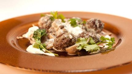 Фрикадельки из баранины с шампиньонами в йогурте