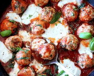 Фрикадельки из индейки в остром томатном соусе