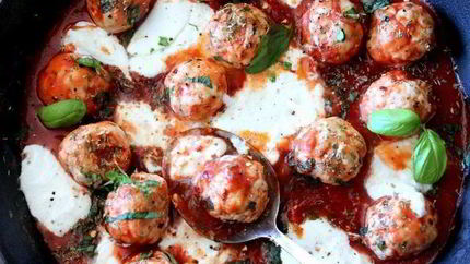 Фрикадельки из индейки в остром томатном соусе