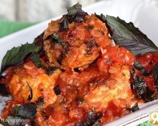 Фрикадельки из трески в томатно-базиликовом соусе