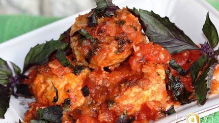 Фрикадельки из трески в томатно-базиликовом соусе