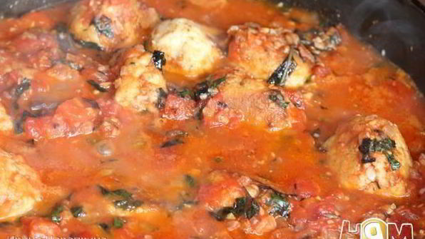 фрикадельки из трески в томатно-базиликовом соусе