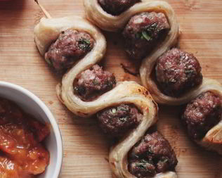 Фрикадельки на шпажке с томатным соусом