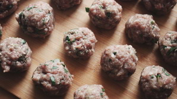 фрикадельки на шпажке с томатным соусом