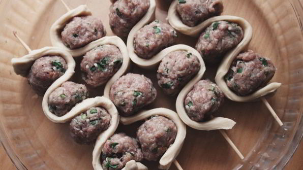 фрикадельки на шпажке с томатным соусом