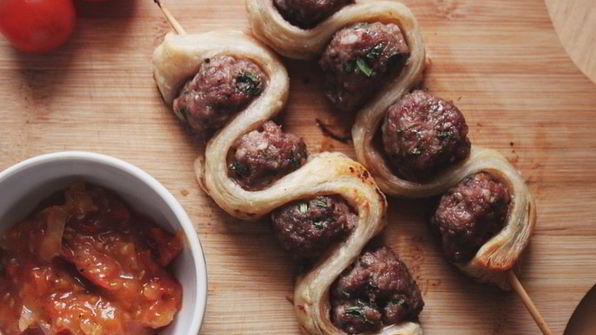 фрикадельки на шпажке с томатным соусом