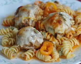 Фрикадельки с пастой и соусом