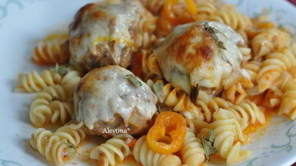 Фрикадельки с пастой и соусом