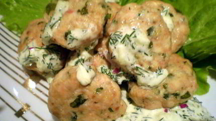 Фрикадельки с цедрой лимона и огуречным соусом