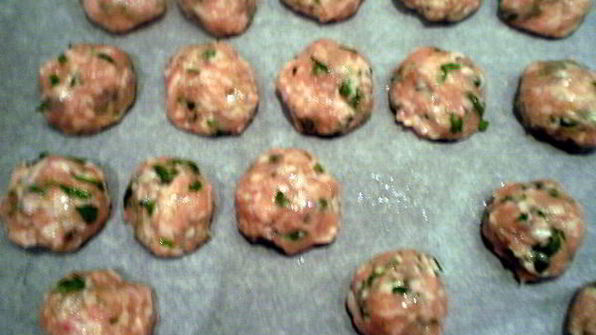 фрикадельки с цедрой лимона и огуречным соусом